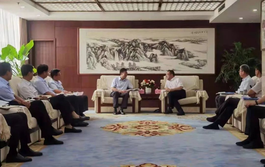 渭南市委、市政府領(lǐng)導(dǎo)會見嚴(yán)鑒鉑董事長